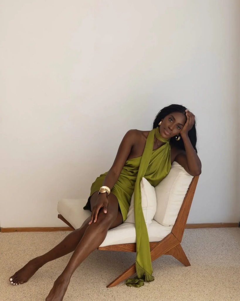 Mulher jovem com vestido acetinado verde oliva