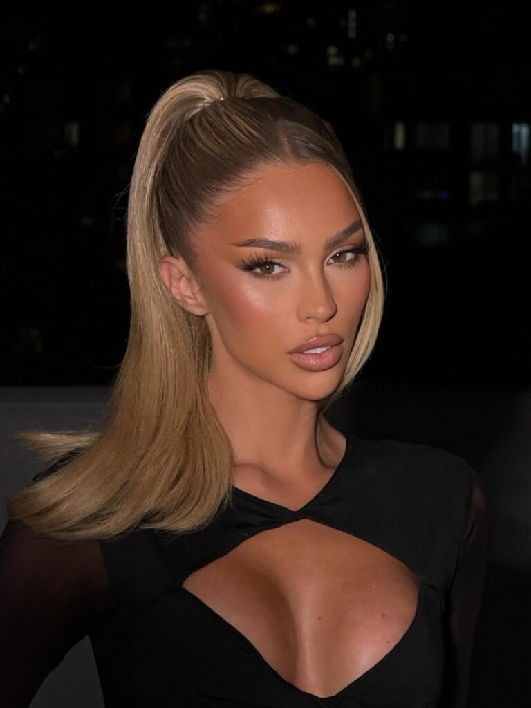 Mulher de pele clara, com maquiagem