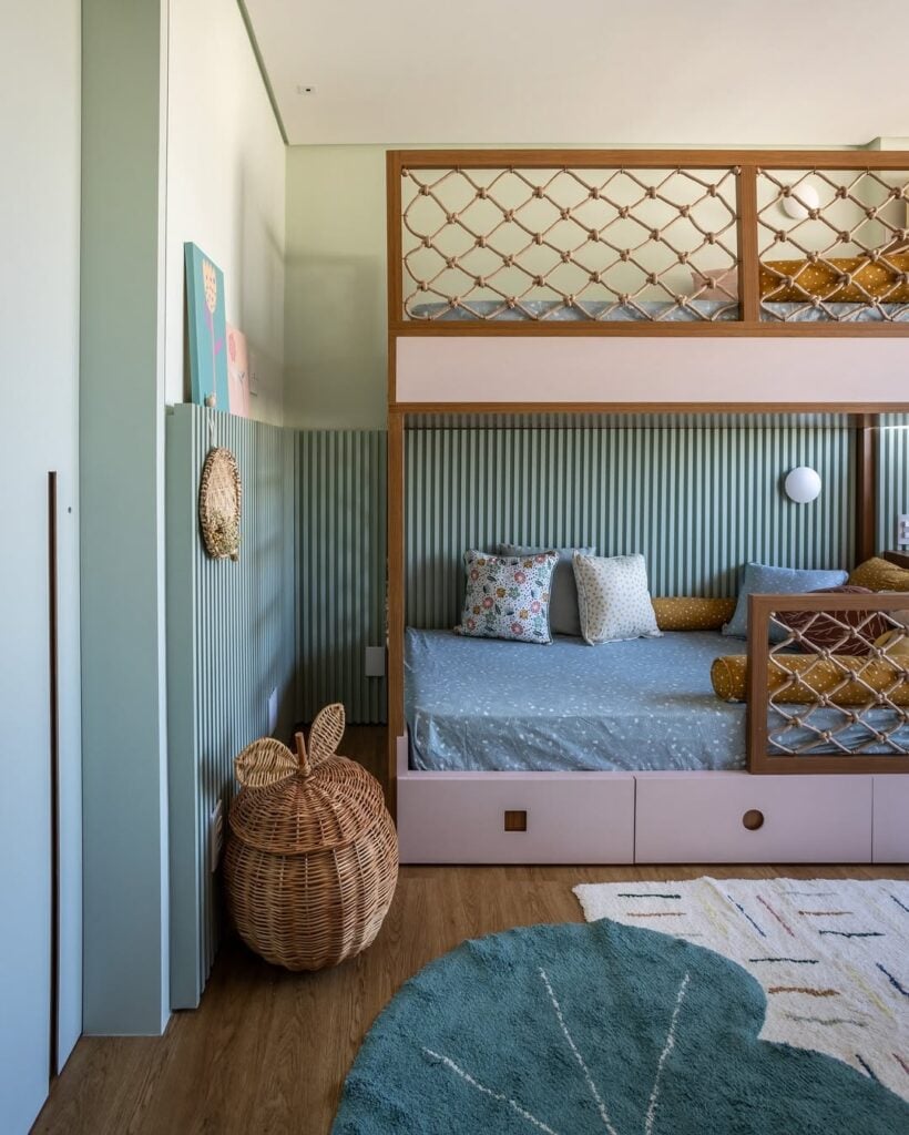 Quarto em tons de azul com meia parede ripada