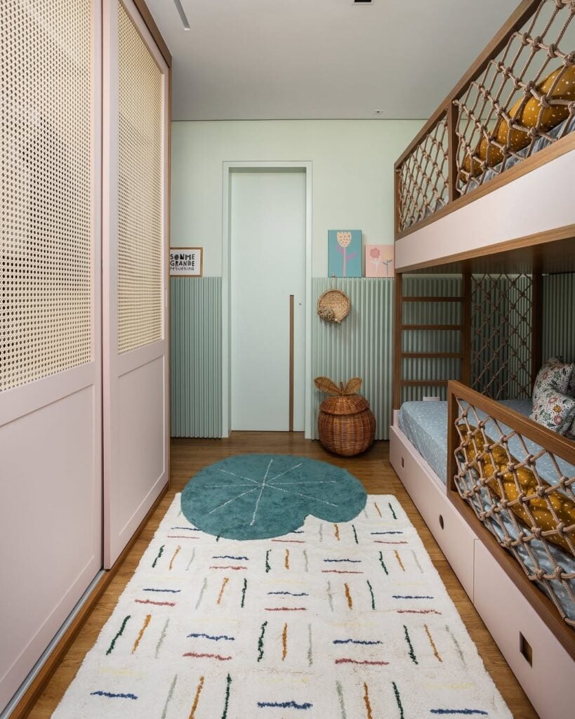Quarto com meia parede ripada em azul ao redor da porta