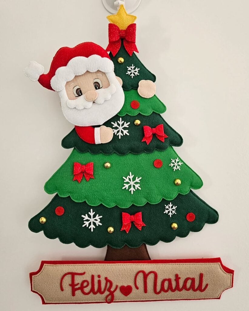 Árvore de Natal de feltro em dois tons de verde, vermelho e Papai Noel