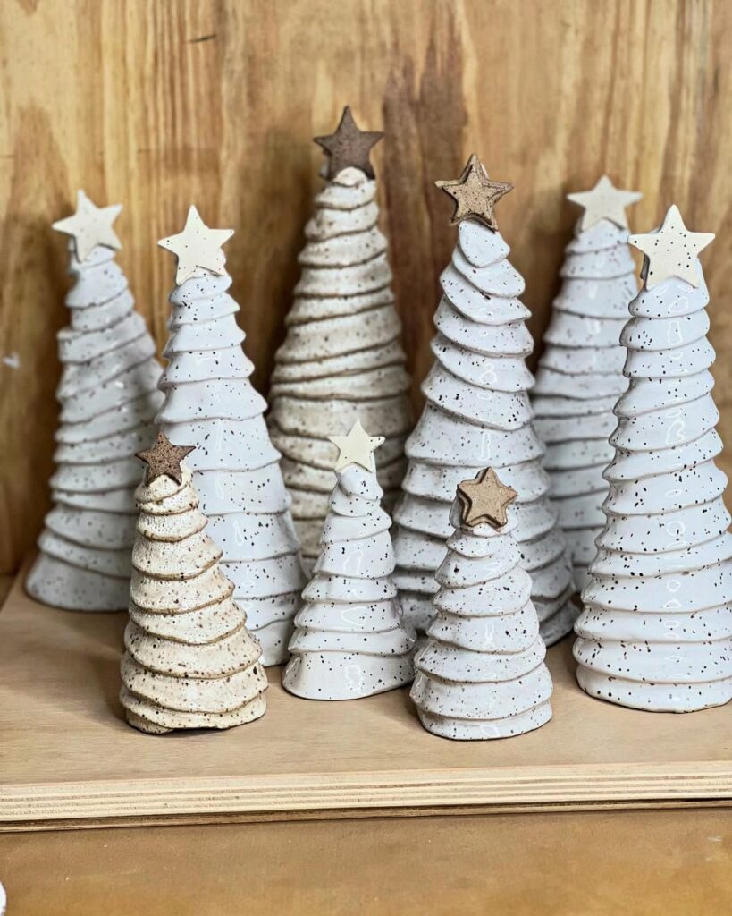 Árvores de Natal de cerâmica em tons de bege e marrom