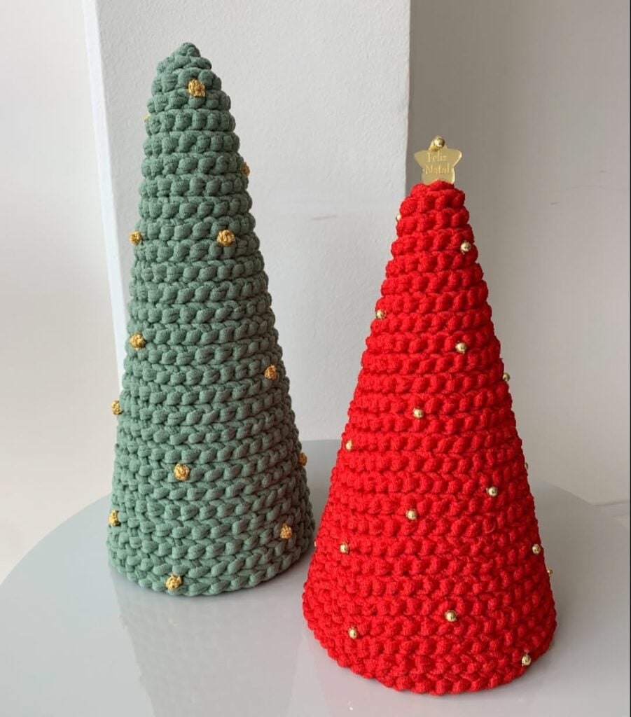 Árvore natalina pequena de crochê em vermelho e verde com detalhes dourados