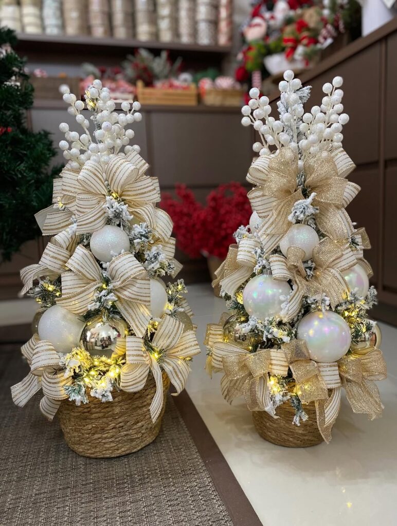 Árvore de Natal de mesa em branco, bege e detalhes dourados