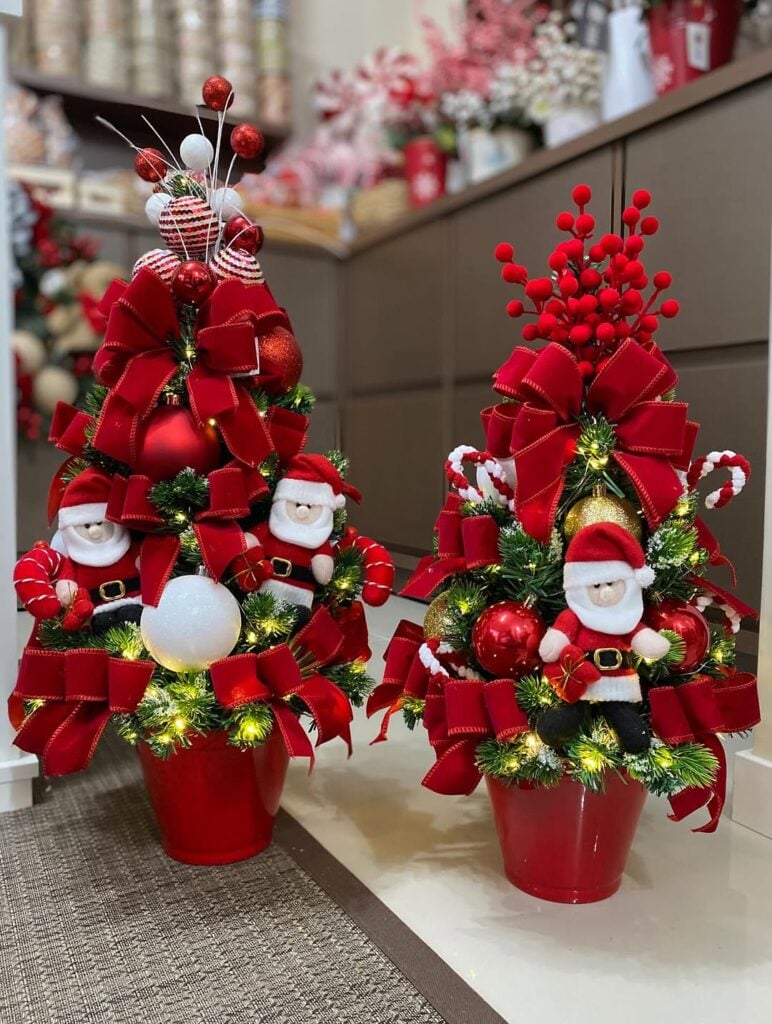 Mini árvores de Natal com vaso, laços e bolas vermelhas