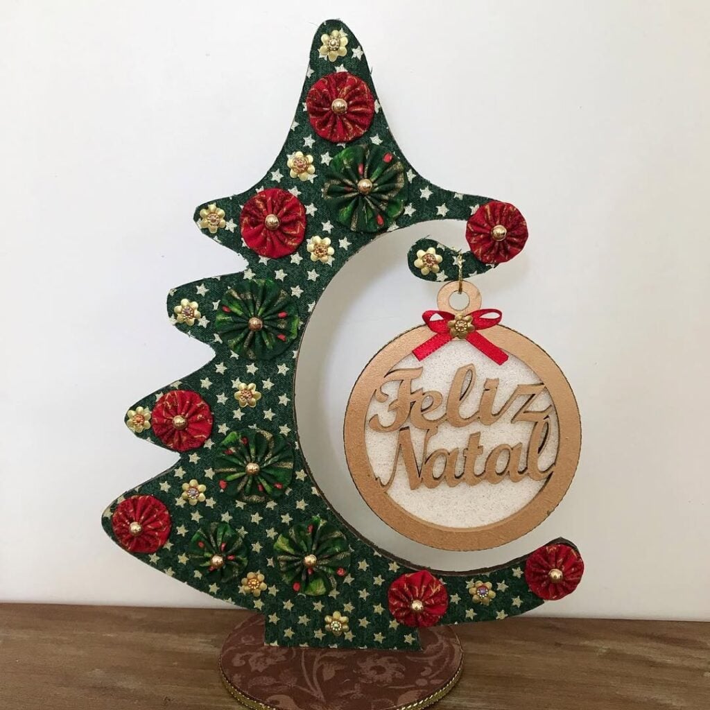 Enfeite com árvore pequena de Natal em verde e vermelho