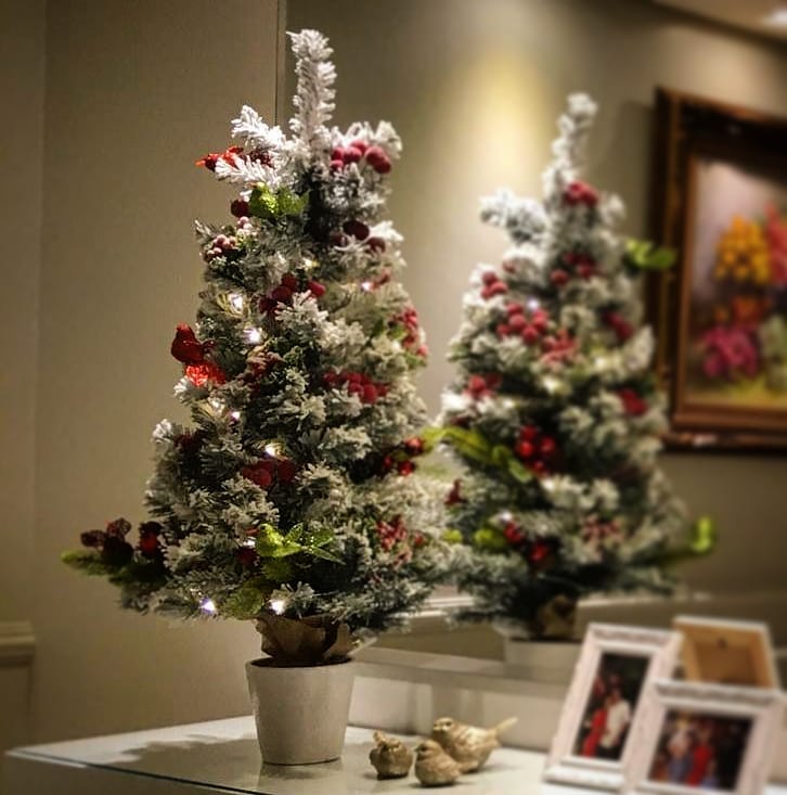 Vasinho branco com árvore de Natal pequena com detalhes vermelhos