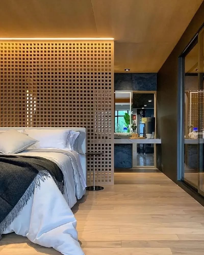 Quarto com painel de muxarabi atrás da cama