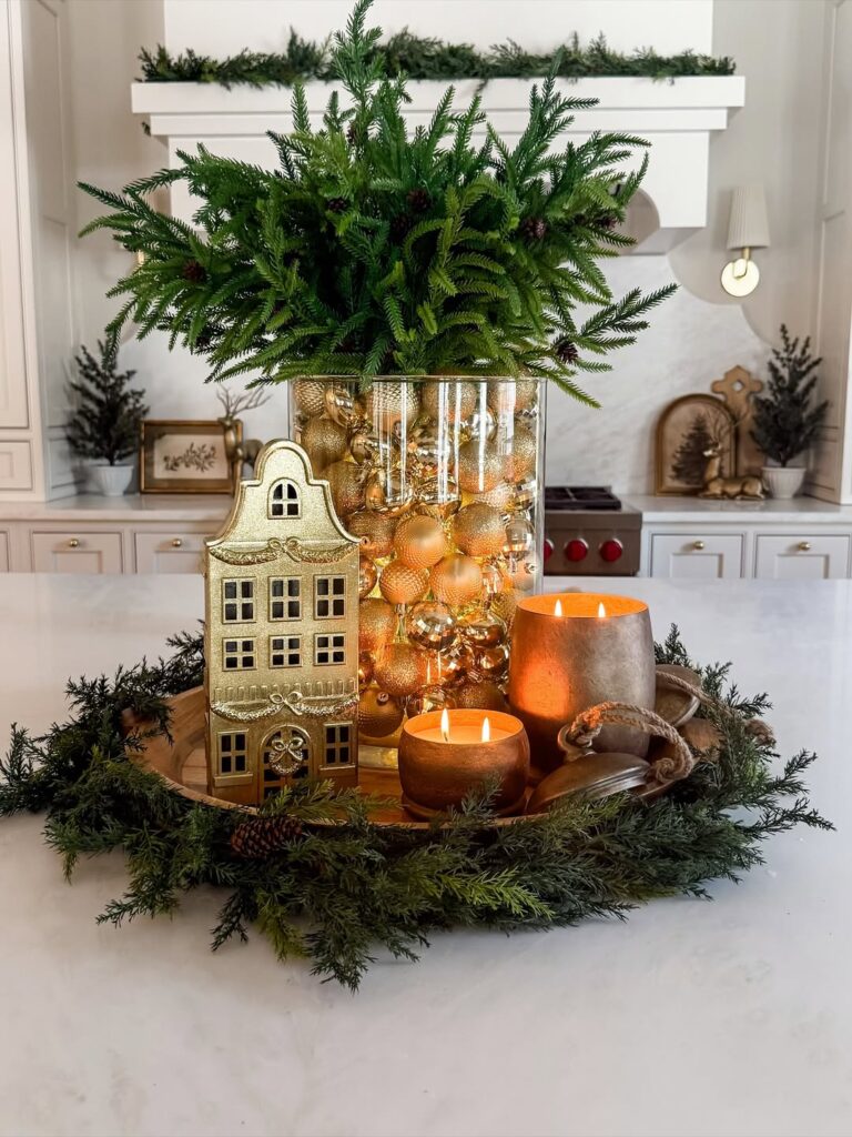 Bandeja decorada com velas, ramos verdes e bolas douradas