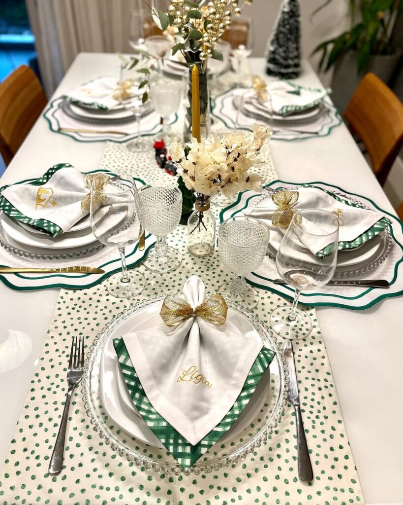 Mesa posta em branco, verde e dourado