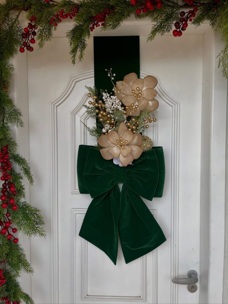 Porta branca com escapulário em veludo verde com flores douradas