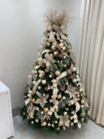 Árvore de Natal média com flores, laços, fitas e bolas