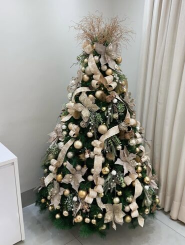 Árvore de Natal média com flores, laços, fitas e bolas