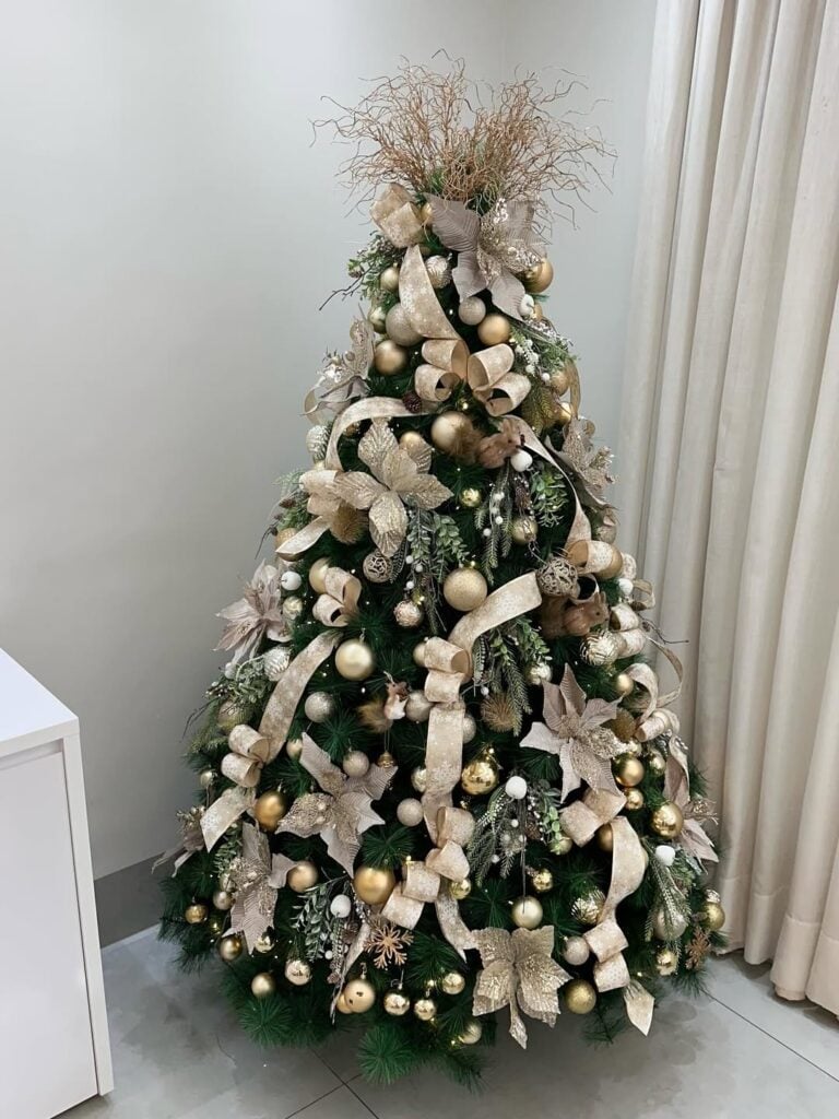 Árvore de Natal média com flores, laços, fitas e bolas