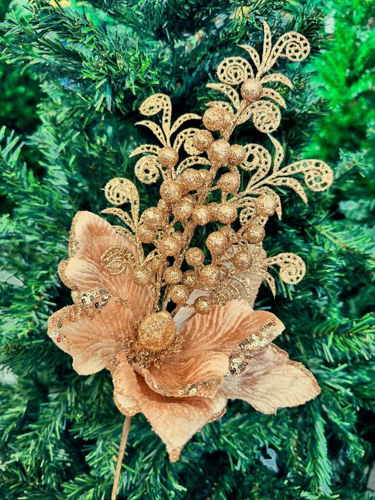 Enfeite de Natal com flor e bolinhas douradas