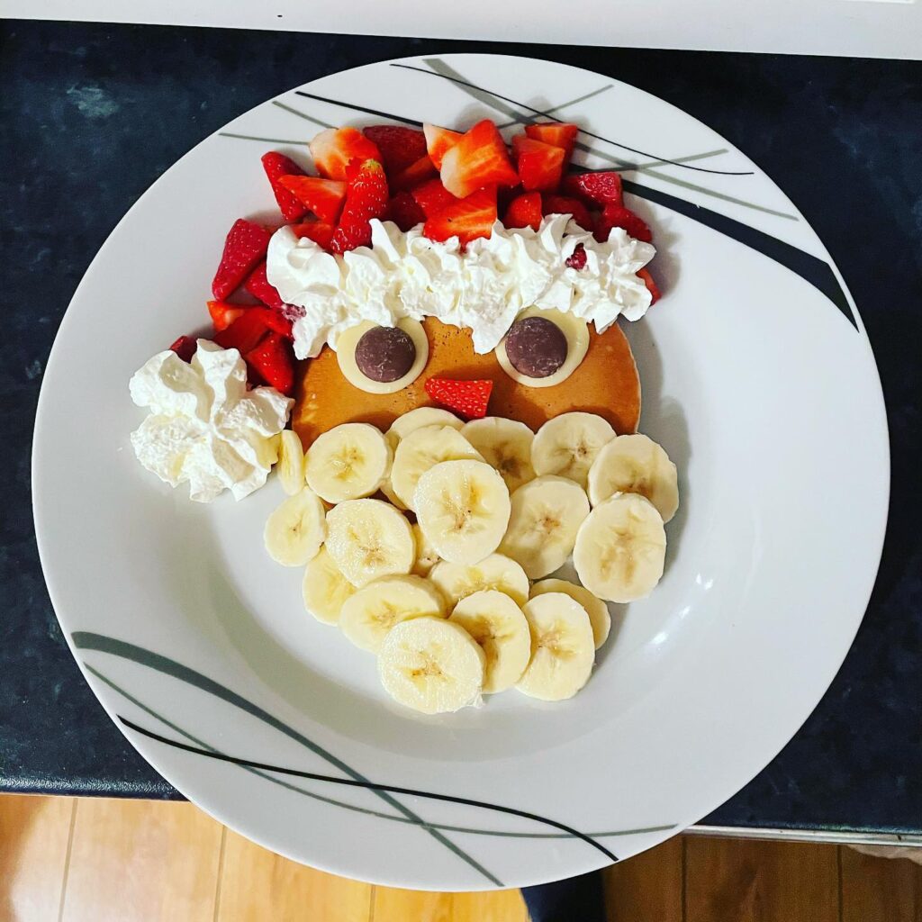 Panqueca do Papai Noel com banana, morango e chantilly