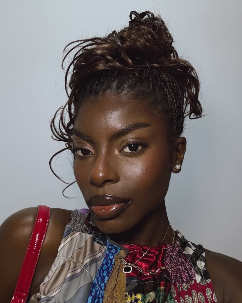 Mulher de pele preta com penteado no cabelo