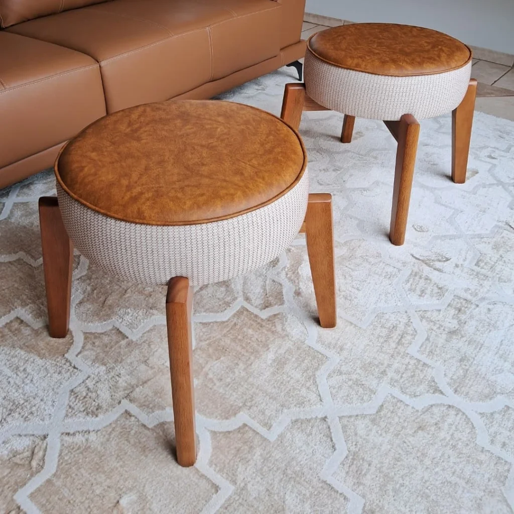 Pufes com pés de madeira e assento estofado