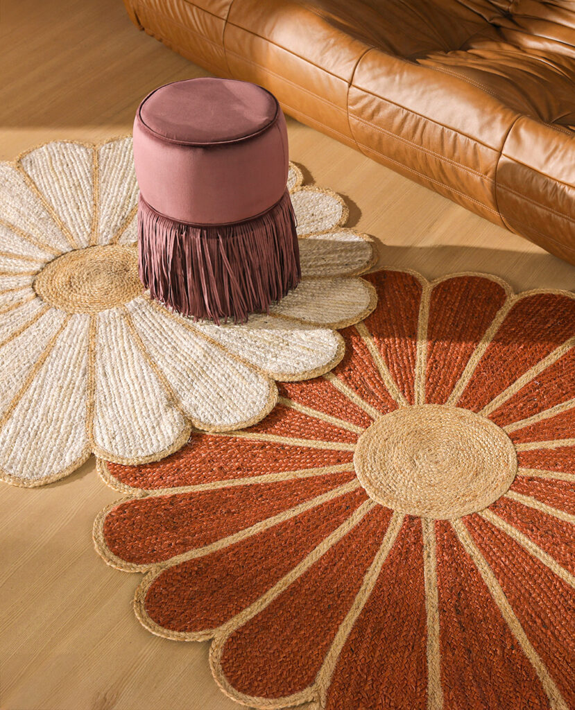 Tapetes em formato de flor e pufe roxo com tecido aveludado