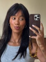 Mulher de pele preta, com cabelo escuro