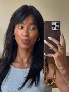 Mulher de pele preta, com cabelo escuro
