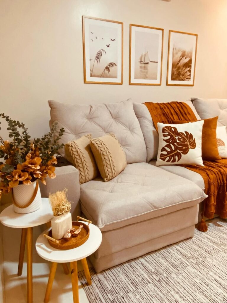 Sala de estar em tons claros com manta terracota no sofá