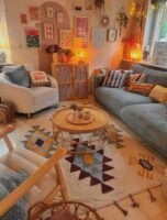 Inspiração de sala decorada com tapete, mesa de centro e quadros