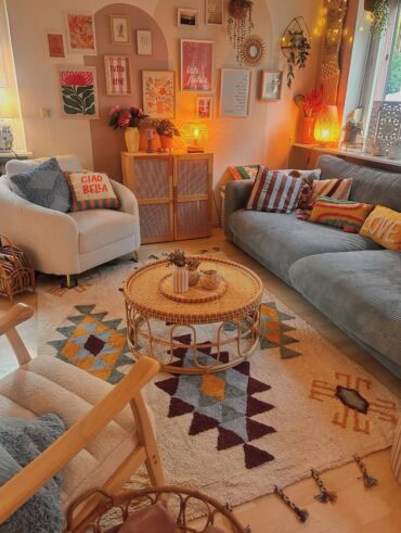 Inspiração de sala decorada com tapete, mesa de centro e quadros