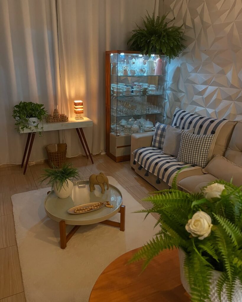 Sala de estar com aparador branco com pés palitos, cristaleira e plantas