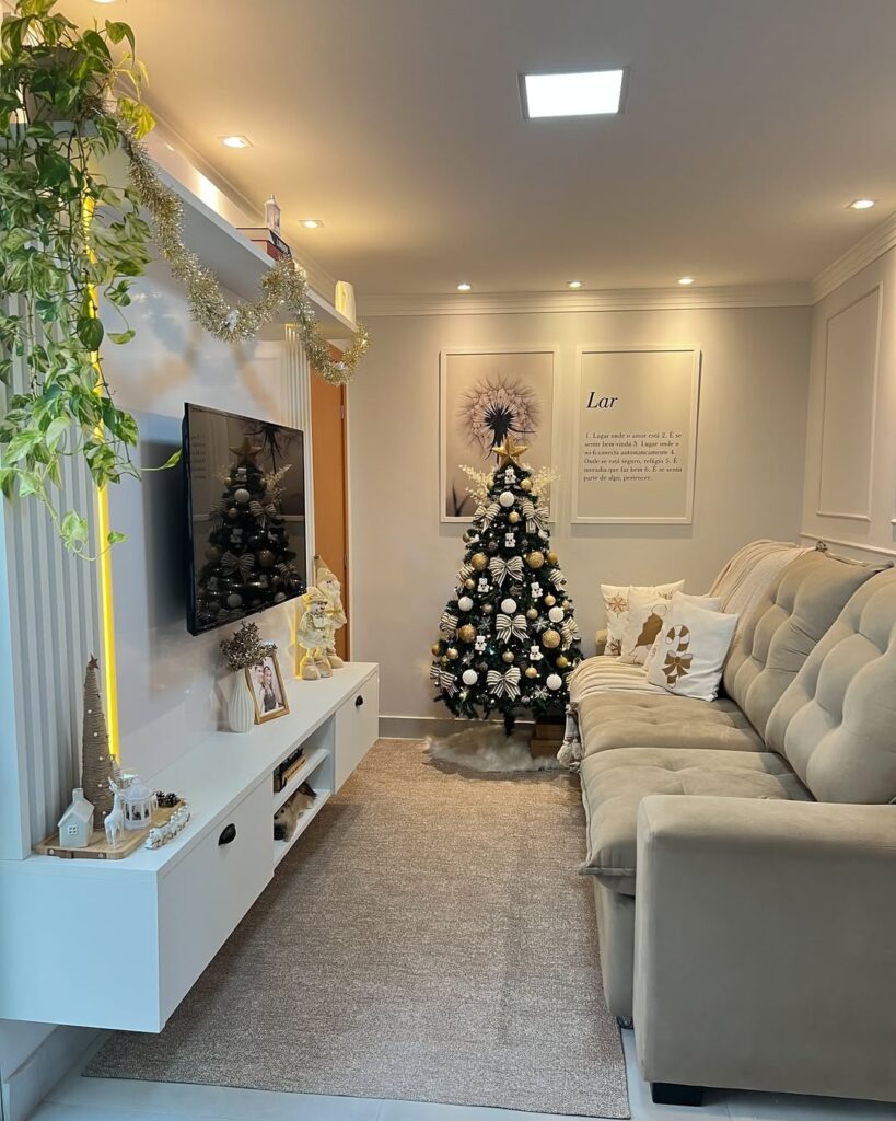 Sala decorada com rack, paredes e quadros brancos e árvore de Natal