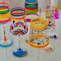 Taças coloridas pintadas à mão com listras e flores