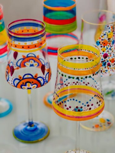 Taças coloridas pintadas à mão com listras e flores