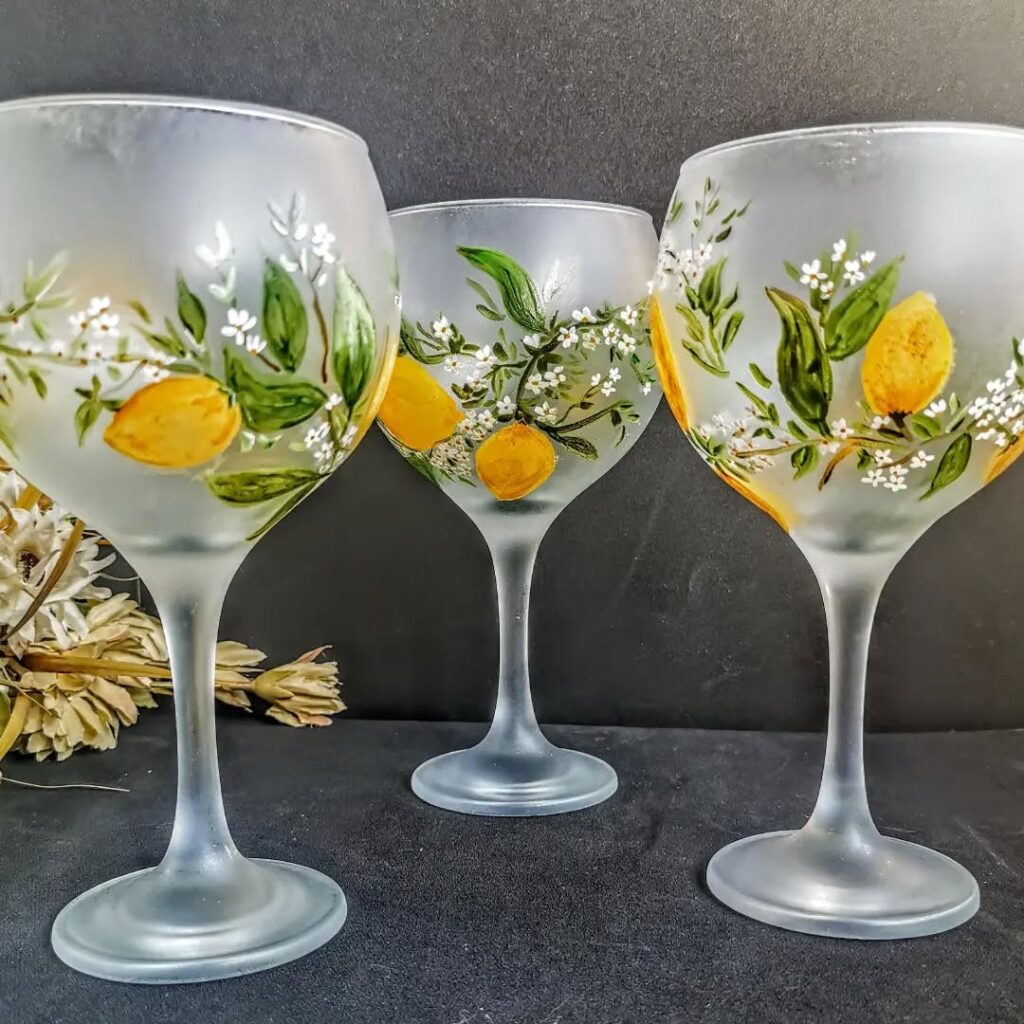 Taças foscas pintadas com limões siciliano, folhas verdes e florzinhas brancas