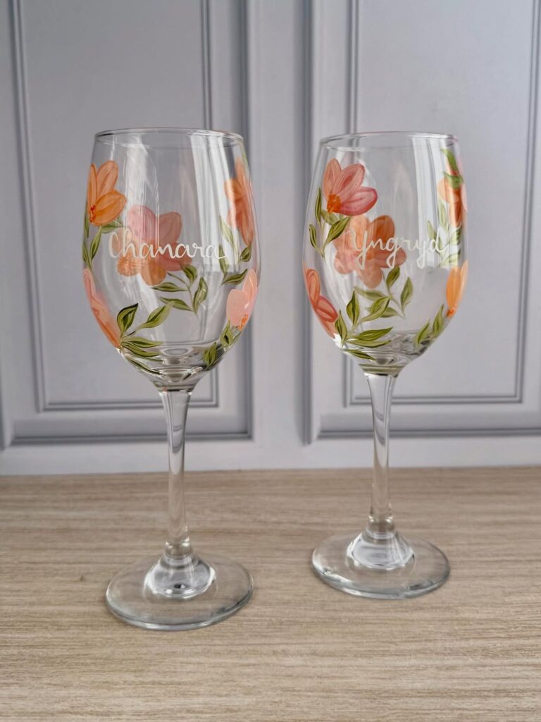 Taças personalizadas com flores laranja e nomes