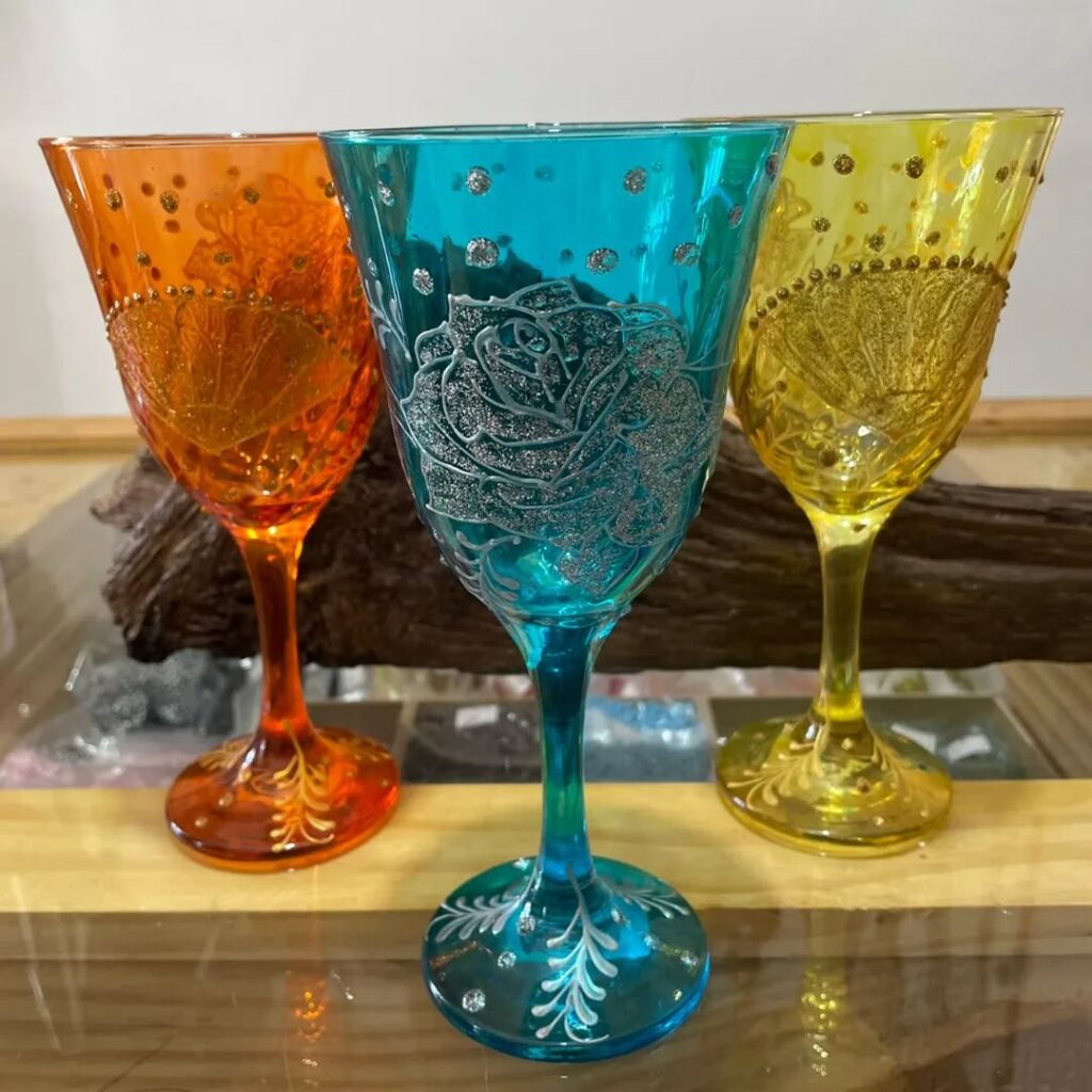 Taças coloridas nas cores laranja, azul e amarelo