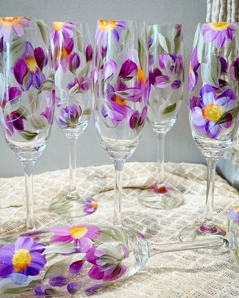 Taças de espumante com flores roxas e miolos amarelos