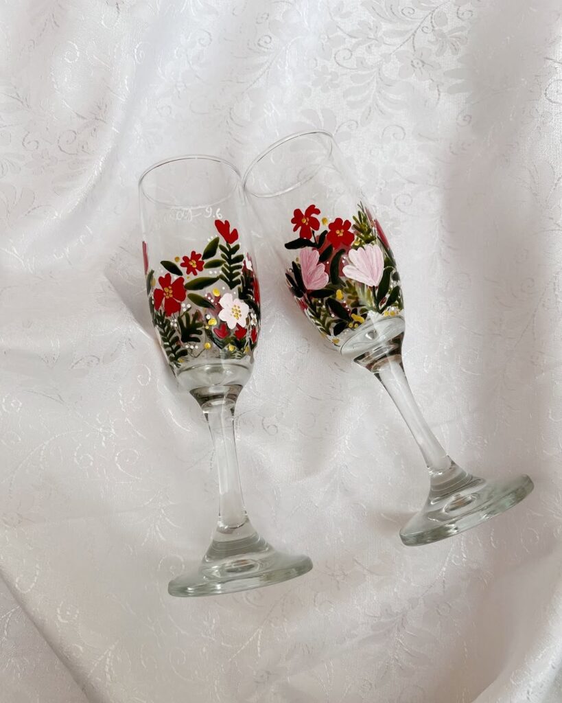 Taças de espumante com flores vermelhas e rosas