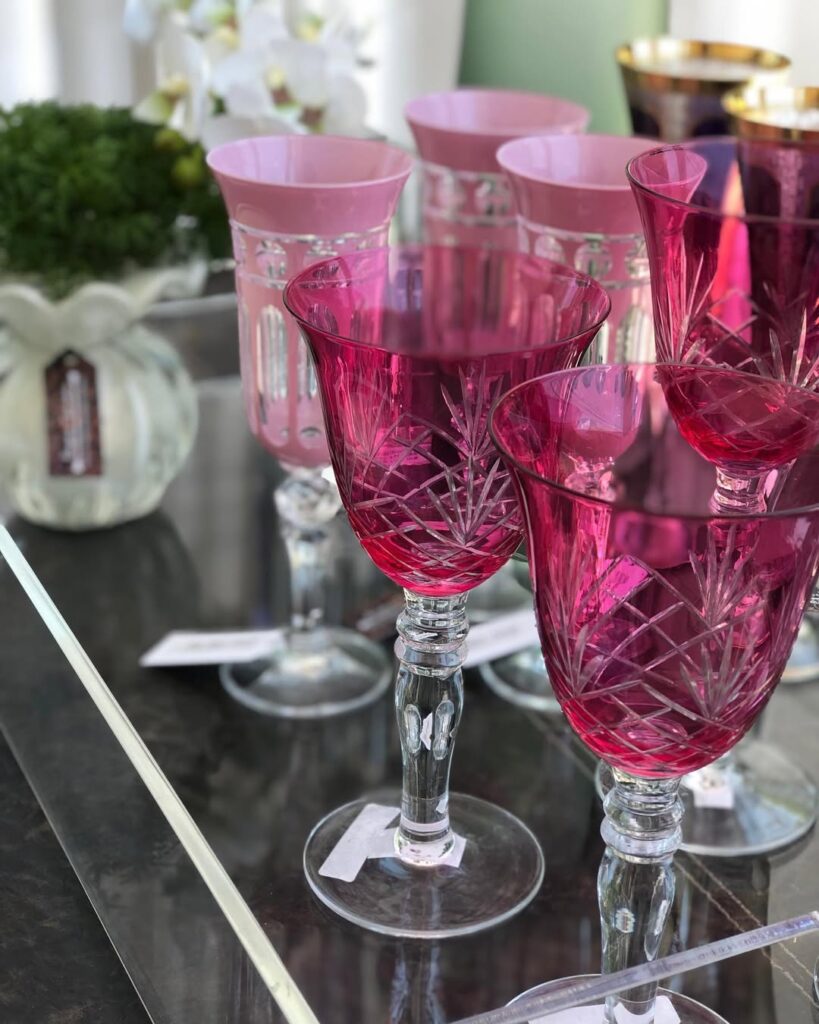 Taças com base e haste transparentes e parte superior rosa com detalhes
