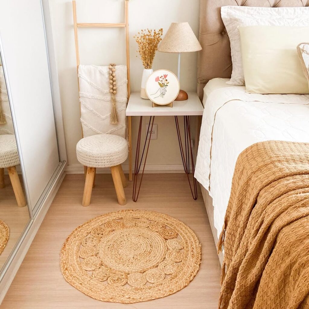 Quarto no estilo boho com tapete redondo de fibras naturais, mesa de cabeceira com abajur e vaso