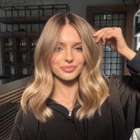 Mulher de pele clara, com cabelo loiro