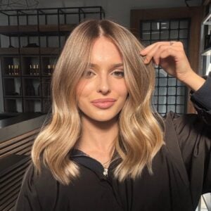 Mulher de pele clara, com cabelo loiro