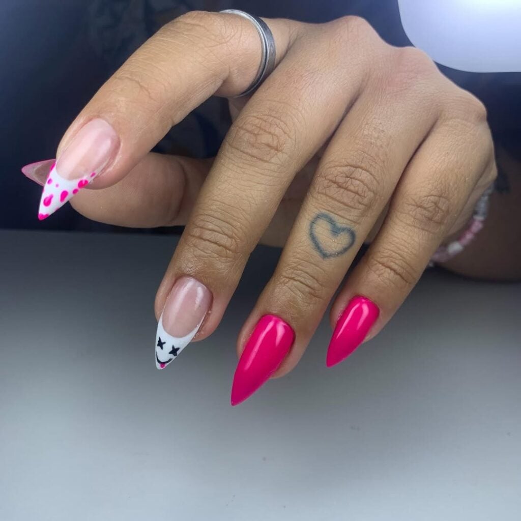 Mão de pele clara, com unha rosa pink com decorações na francesinha