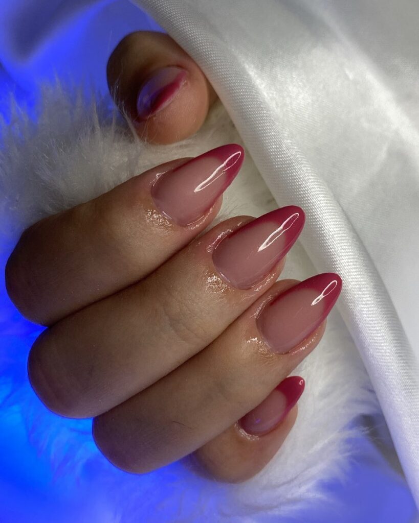 Mão de pele clara, com unha amendoada com francesinha rosa-amadeirado 