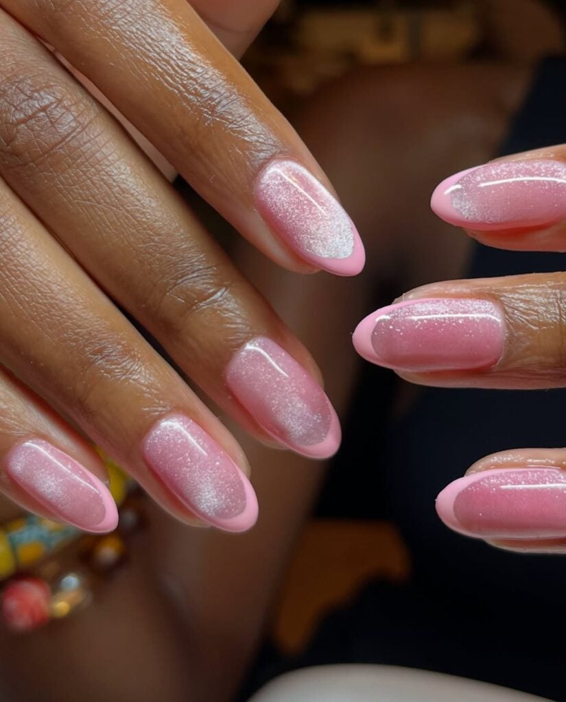 Mãos de pele preta, com unha amendoada rosa-bebê