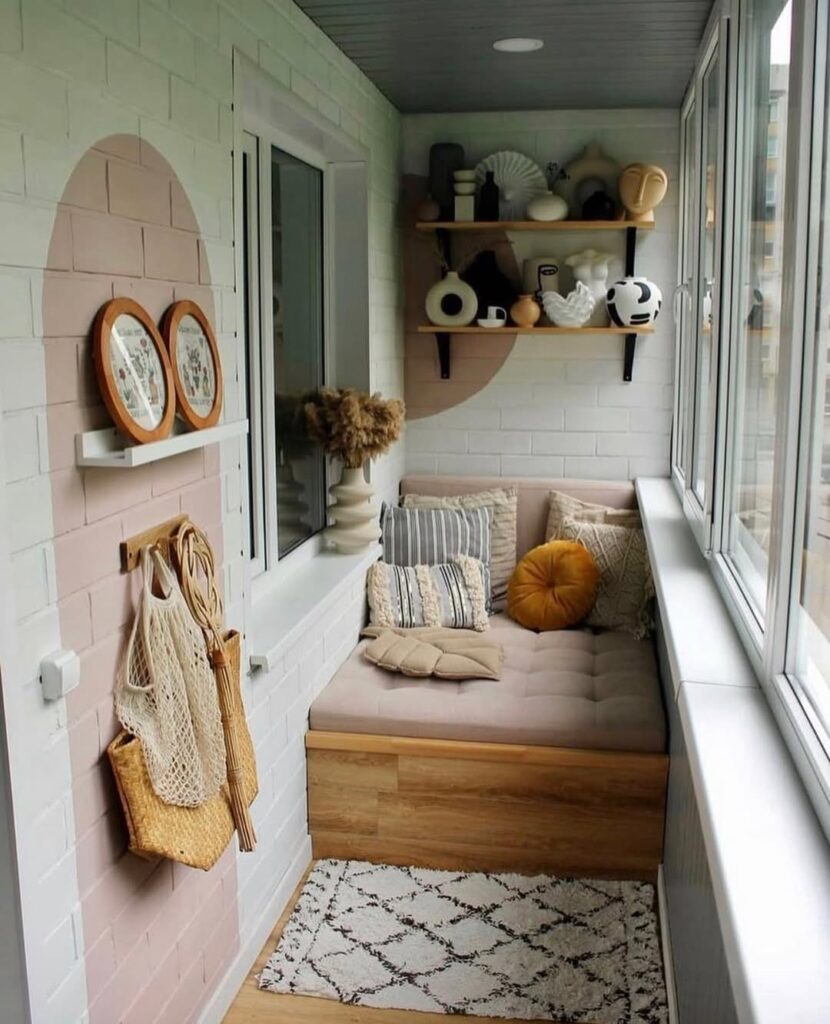 Ideia de varanda compacta em branco e rosa-claro com prateleiras e sofá