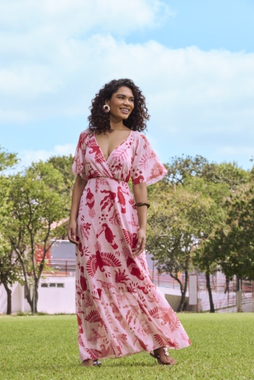 vestido rosa com estampa verão 2026