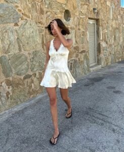Look com vestido acetinado curto