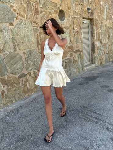 Look com vestido acetinado curto