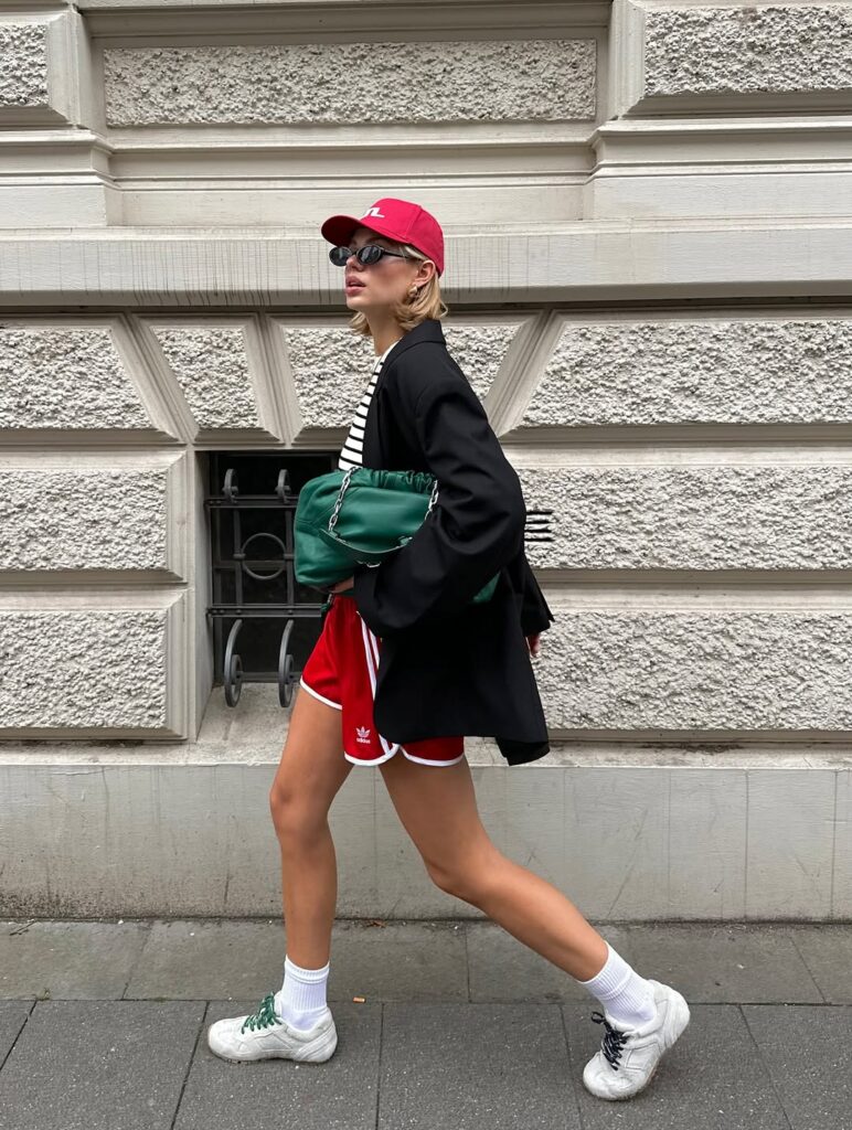 mulher jovem com estilo athleisure