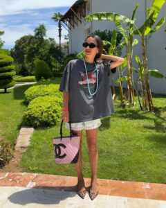 Mulher jovem usando short de pijama, camiseta e salto alto